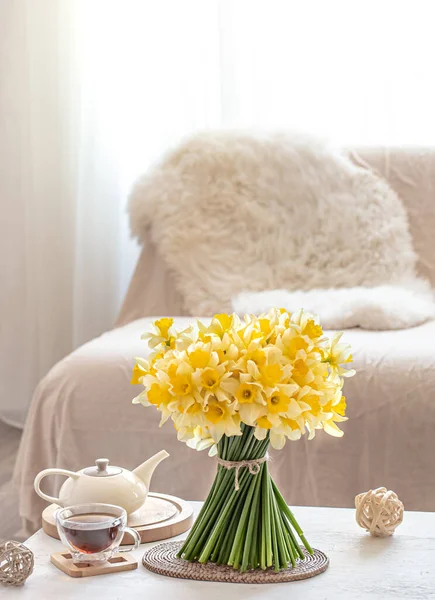 Kompozycja Wiosennych Kwiatów Przytulnym Salonie Wnętrza Koncepcja Wystroju Komfortu — Zdjęcie stockowe