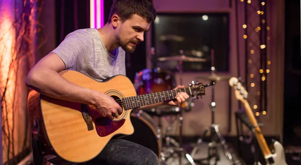Hombre Toca Una Guitarra Acústica Estudio Grabación Una Sala Para — Foto de Stock