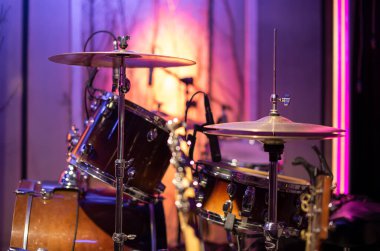 Parlak Kayıt Stüdyosu. Müzisyenlerin provaları için arka planda davul seti olan bir oda. Müzikal yaratıcılık ve gösteri dünyası kavramı..