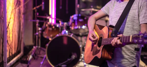 Man Plays Acoustic Guitar Recording Studio Room Musicians Rehearsals Drum — Stock Photo, Image