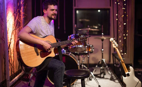 Homem Toca Guitarra Acústica Num Estúdio Gravação Uma Sala Para — Fotografia de Stock