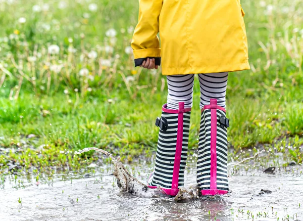 Een Kind Met Rubberen Laarzen Springt Een Plas Sluit Maar — Stockfoto