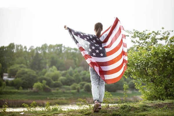 Amerikas Dag Ung Kvinde Naturen Med Amerikansk Flag Patriotisme Kærlighed - Stock-foto