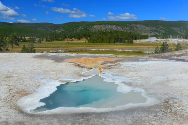 Hot geyser pool in Old Faithful area of Yellowstone National Par — Stock Photo, Image