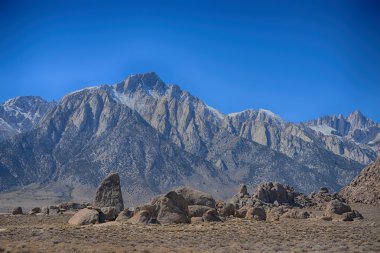   Köpekbalığı yüzgeci ve mount whitney alabama hills, Kaliforniya