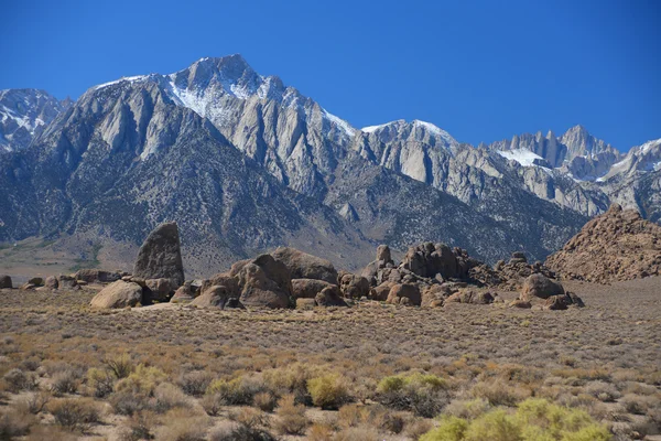   Köpekbalığı yüzgeci ve mount whitney alabama hills, Kaliforniya