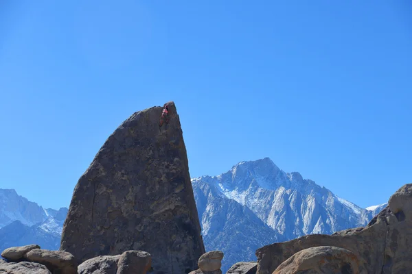 Arrampicatore su pinna di squalo percorso arete con monte whitney nel retro g — Foto Stock