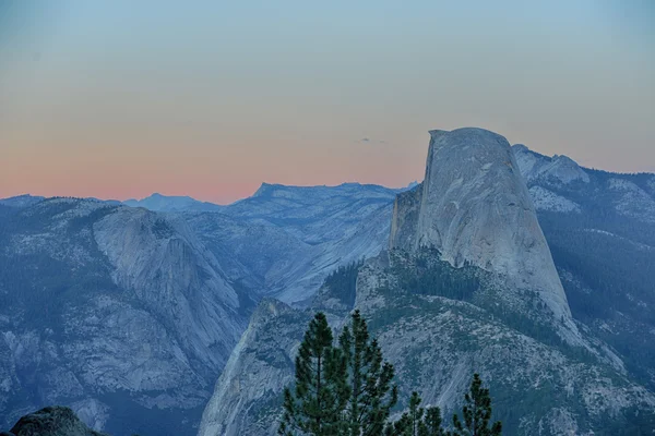 Yosemite Milli Parkı içinde yarım kubbe — Stok fotoğraf