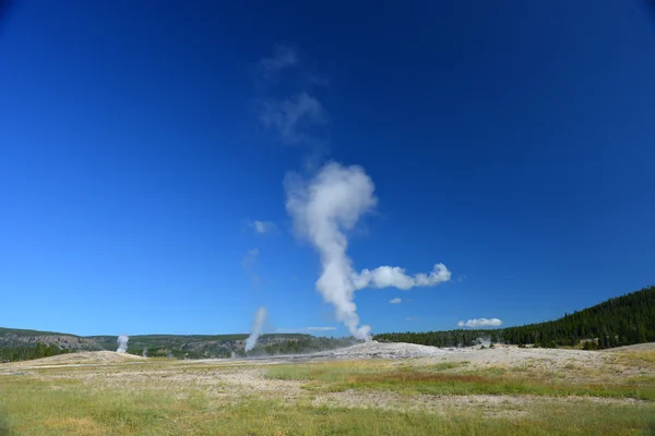 Old Faithful geyser — Stock Photo, Image
