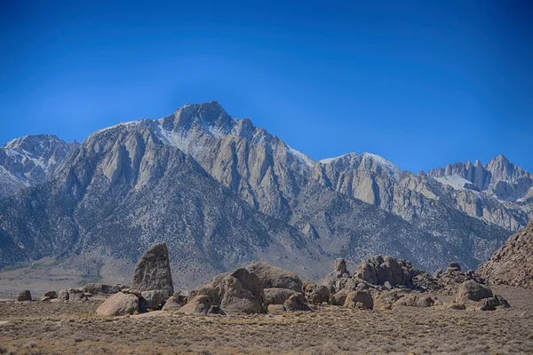 Hajfena och mount whitney på alabama hills, Kalifornien Stockbild