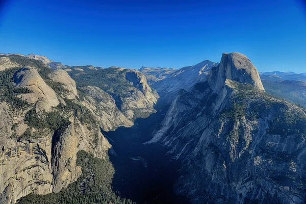 Gletsjer punt kijken uit op weergave en Half Dome in Yosemite Nationaal P Stockafbeelding