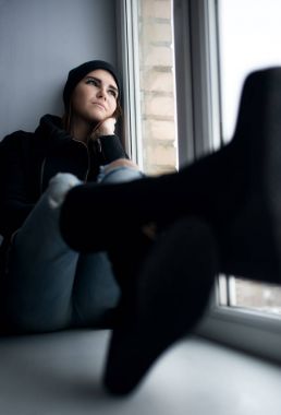 Pencere kenarında oturan Bayan