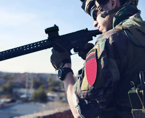 Çatıda duran asker — Stok fotoğraf