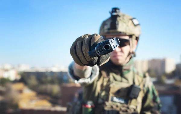 Soldat steht auf Dach — Stockfoto