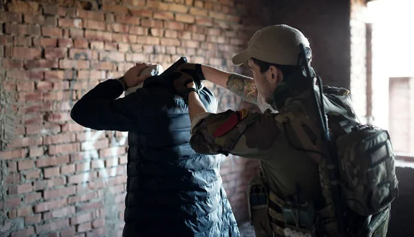 Homem ameaçando refém com arma — Fotografia de Stock