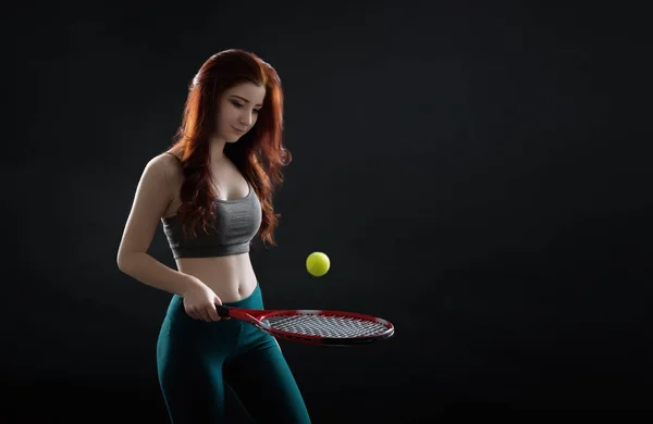 Chica de belleza con cohete de tenis — Foto de Stock