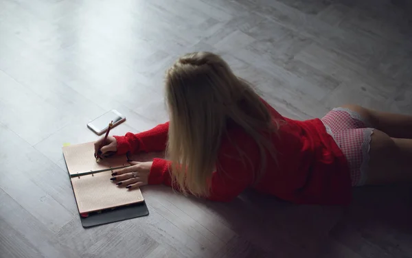 Dame en rouge couchée sur le sol — Photo