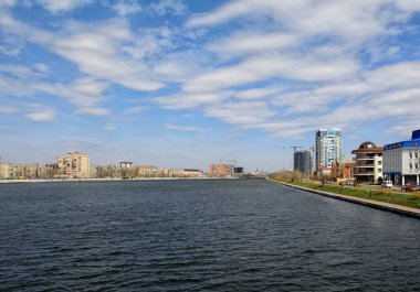 Mavi gökyüzünün altında Nehri