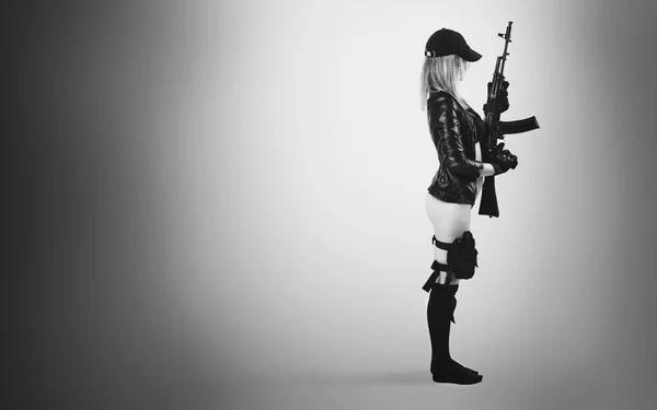 Femme avec fusil automatique — Photo