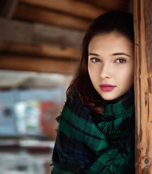 Schönheit Mädchen in grünem Schal — Stockfoto