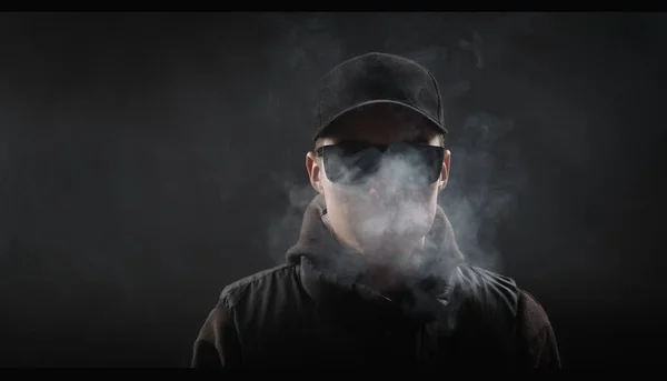 Homem vaper exalando nuvem de vapor — Fotografia de Stock