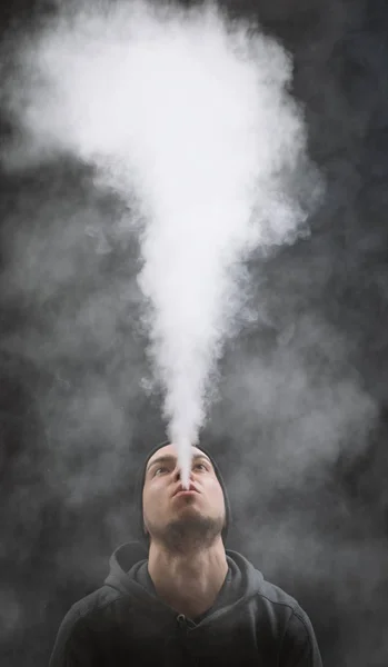 Vaper espirando nube di vapore — Foto Stock