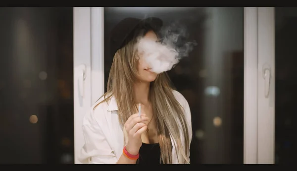 Lady utandning moln av ånga — Stockfoto