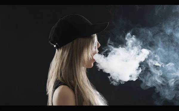 Lady exhaling cloud of steam — Stock Photo, Image