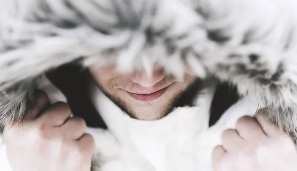 Homem de casaco de inverno branco — Fotografia de Stock