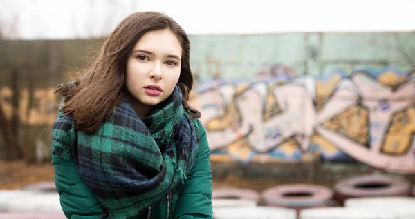 Menina adolescente em casaco verde — Fotografia de Stock