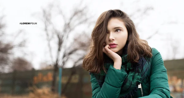 Teenager Mädchen in grüner Jacke — Stockfoto