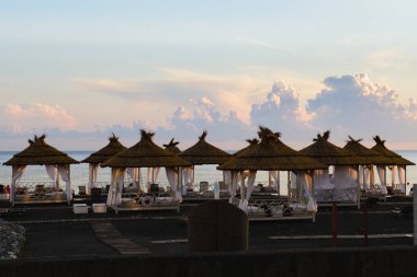 Yaz evler gökyüzü altında