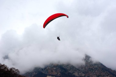 Gökyüzü altında uçan paraşütçü 