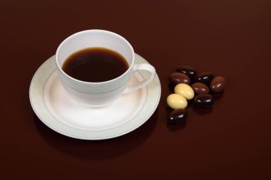 Kahveli beyaz fincan.