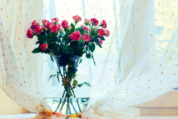 Ramillete de flores rosas en jarrón — Foto de Stock