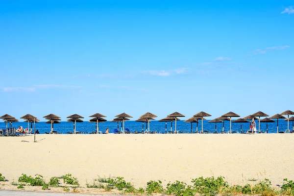 Деревянные зонтики на пляже — стоковое фото