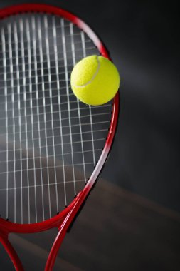 Tenis topu ile roket 