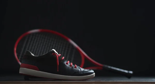 Sneakers med röd tennis rocket — Stockfoto