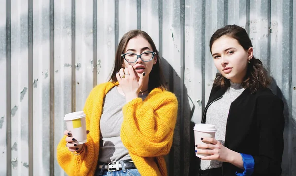 Mladé dívky s kávou — Stock fotografie