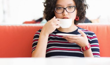 güzel kız içecekler kahve 