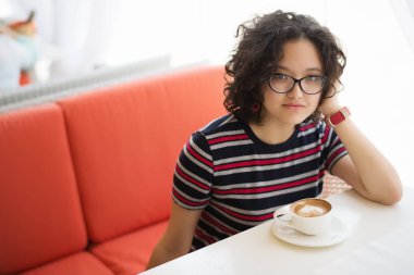 güzel kız içecekler kahve 