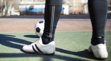 Futbol topu ile spor adamı