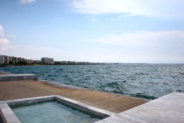 Mavi gökyüzü ile karanlık su