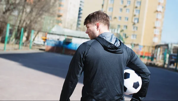 Uomo sportivo con pallone da calcio — Foto Stock