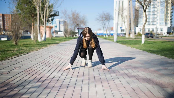 Mujer joven al aire libre — Foto de Stock