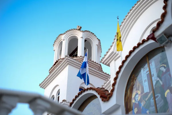Біла церква на блакитному небі — стокове фото