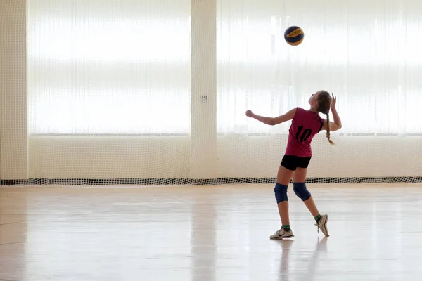 kız voleybol oynuyor
