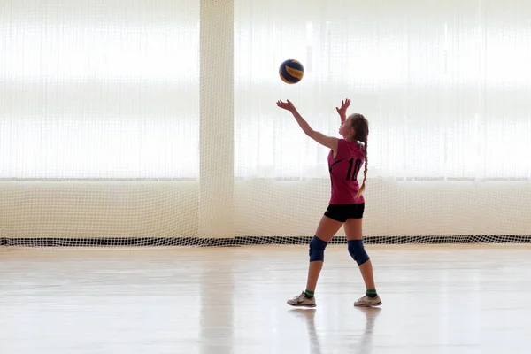 kız voleybol oynuyor