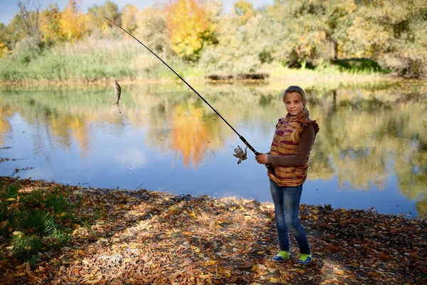 Girl  fishing on the lake — Stock Photo, Image