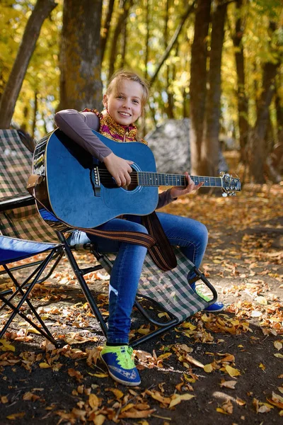 Adolescente menina tocando guitarra — Fotografia de Stock